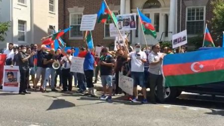 Türk-Amerika Dərnəkləri Federasiyasının üzvləri Nyu-York şəhərindəki Ermənistan konsulluğu qarşısında səssiz aksiya keçiriblər.