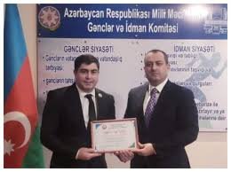 Adil Əliyev millimizin baş məşqçisini mükafatlandırdı