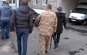 Ermənistanda rüşvət alan polkovnik SAXLANILDI