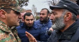 İrəvanda aksiya: itkin hərbçilərin yaxınları naziri tələb edir