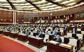 Parlamentdə bələdiyyələrdən NARAZILIQ: “Fəaliyyəti dayandırılmalıdır”
