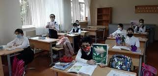 Şagirdlər uzun fasilədən sonra yenidən məktəbə yollanıb