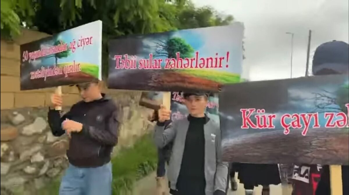 Söyüdlü etirazlarında plakatları hazırlayana 3 il həbs cəzası