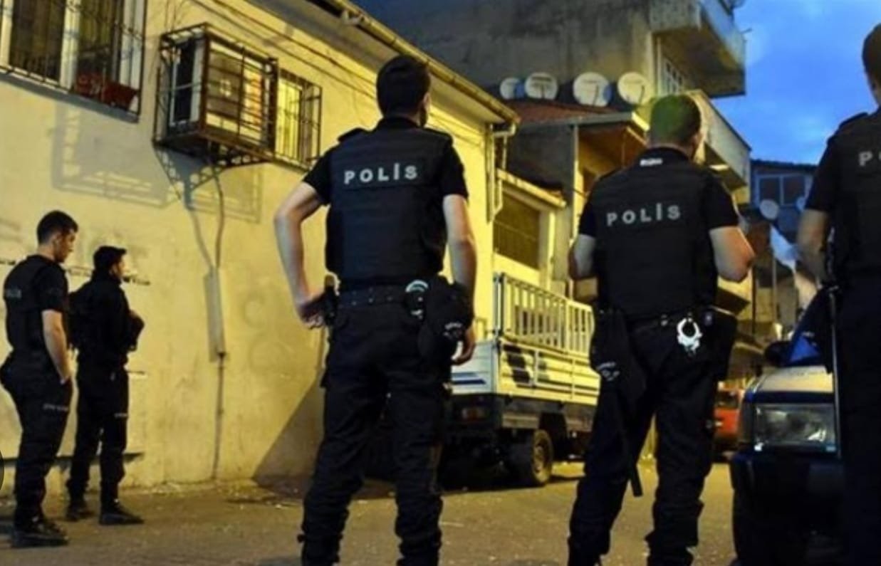 Polis, siyasi muhacirin evinə basqın etdi