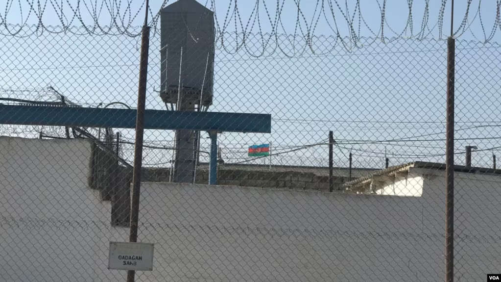 Məhbuslar cəzaçəkmə müəssisəsindəki durumdan narazı olduqlarını bildirir