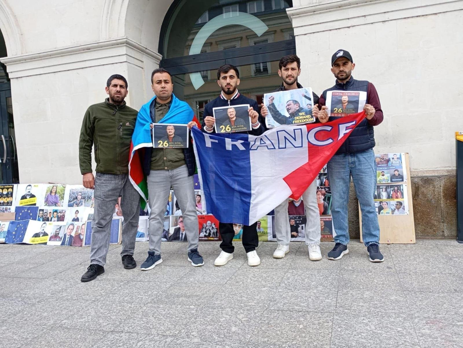 Avropada yaşayan siyasi mühacir Təbriz Quliyev Azərbaycandakı siyasi məhbuslara azadlıqla bağlı mitinqdə iştirak edib