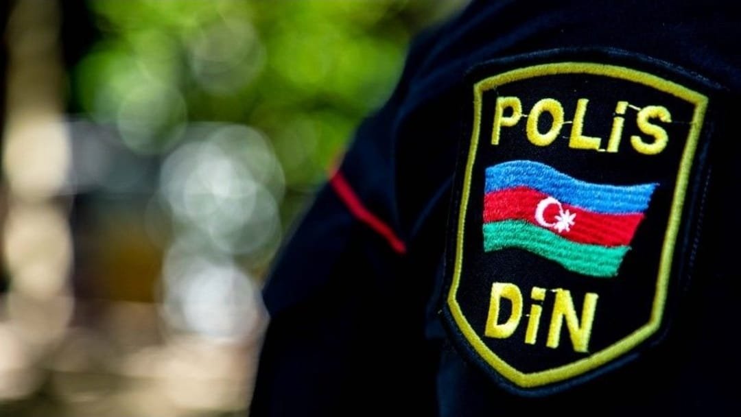 Polis, siyasi fəalın evində axtarış apardı...