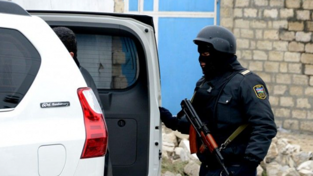 Sabunçu polisi siyasi fəalın evində axtarış apardı... Həbs olunan var