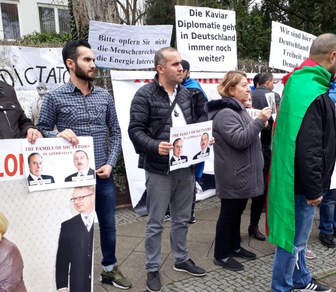 Avropada yaşayan siyasi fəalın qardaşına təzyiq edildi...